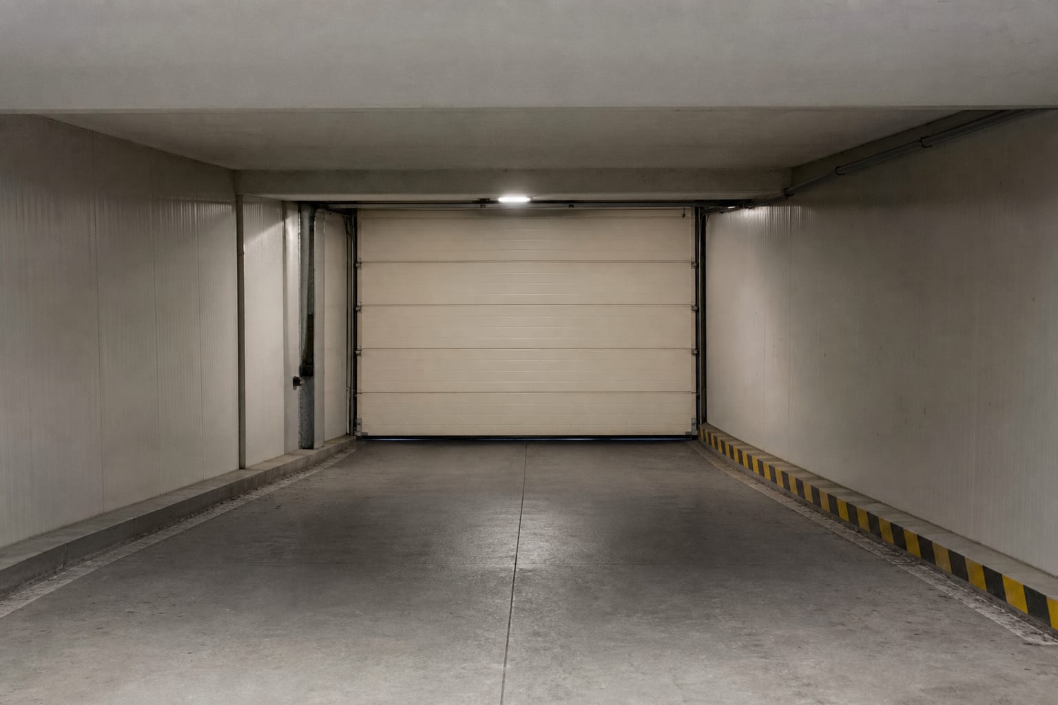 Kırık beyaz panel, site kapalı otopark girişinde düşük tavan yataklama seksiyonel kapı