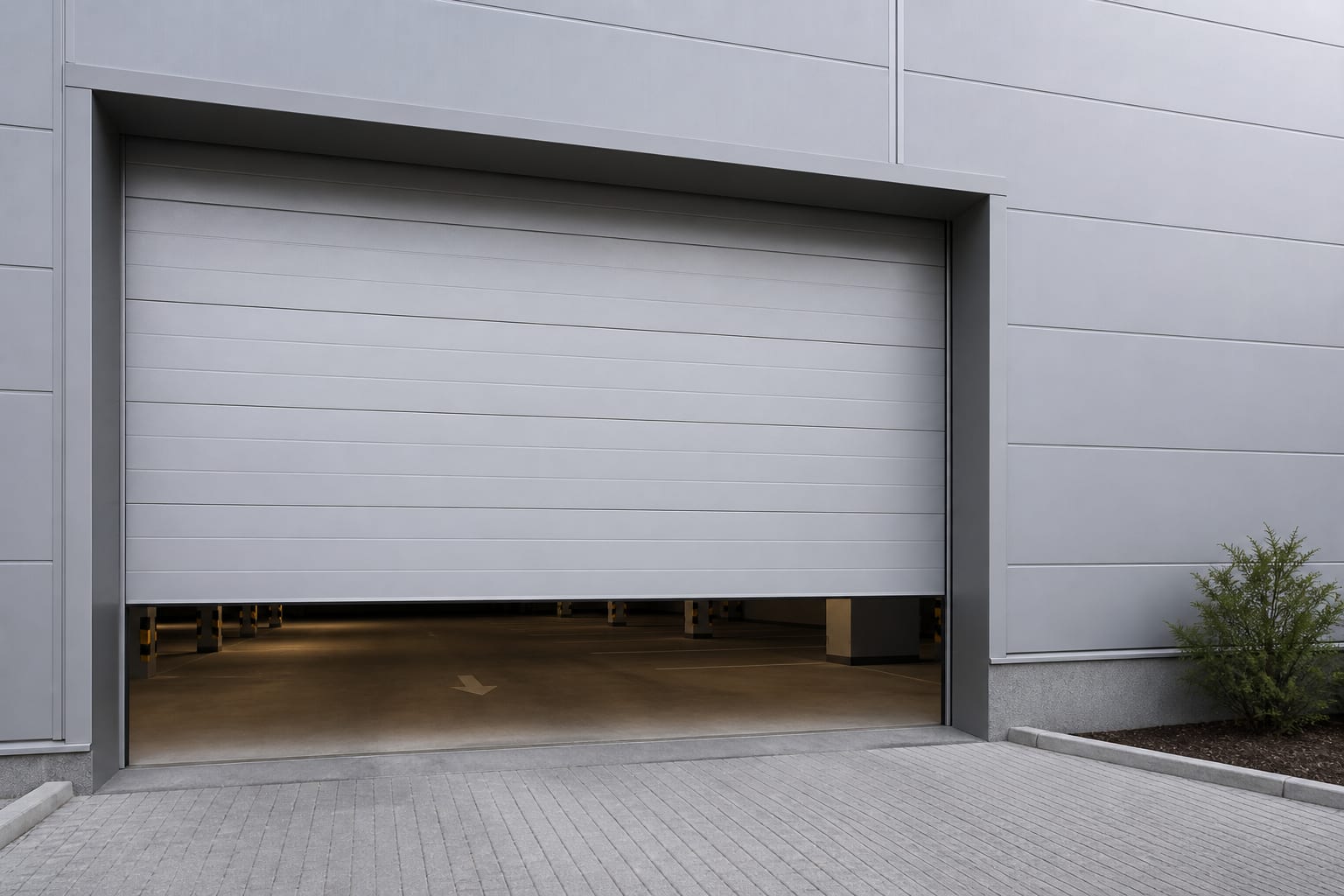 Gümüş gri panel, site kapalı otopark girişinde standart L-ray seksiyonel kapı