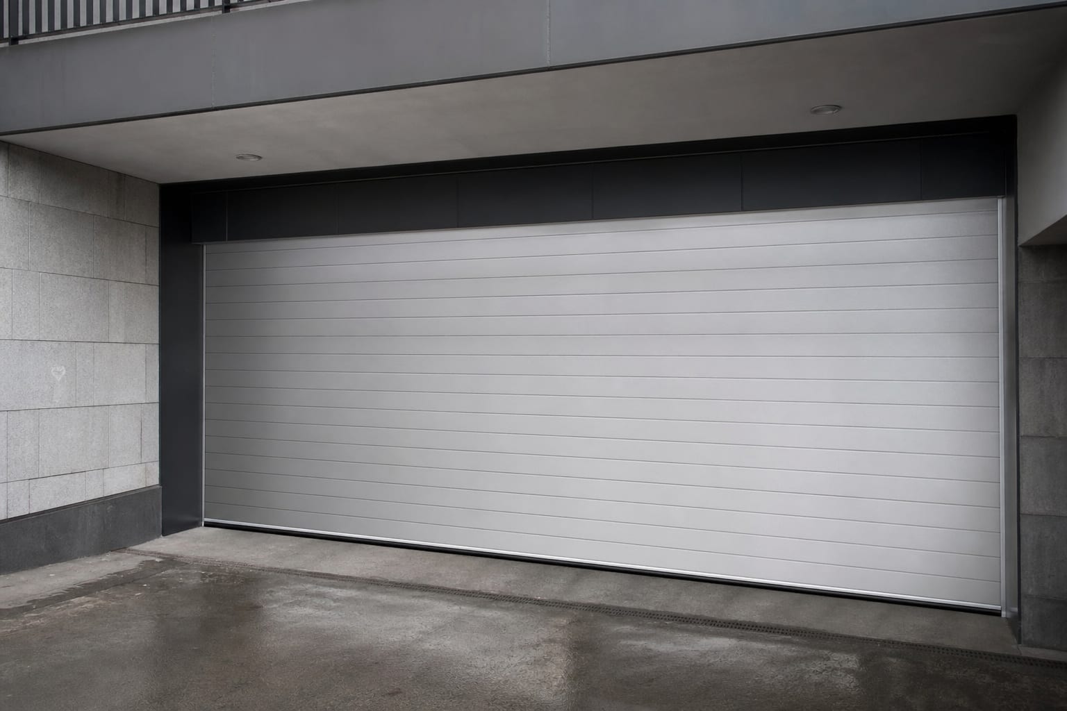 Gümüş gri panel, AVM yeraltı otopark girişinde seksiyonel garaj kapısı