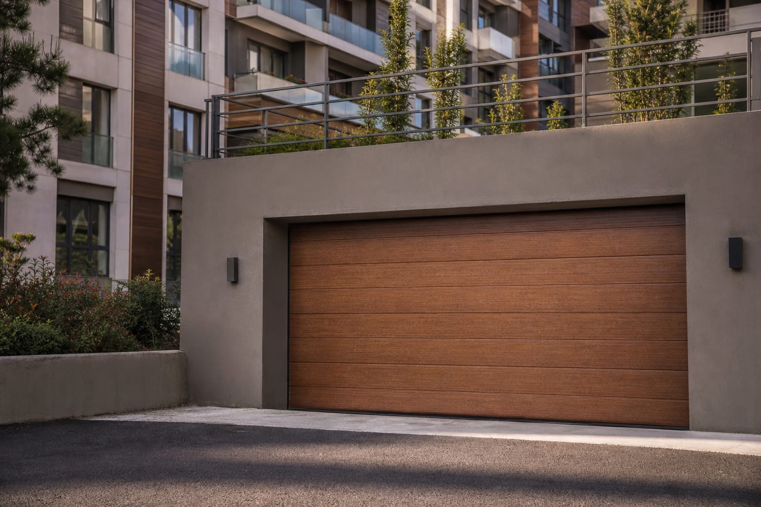 Woodgrain kahverengi panel, site kapalı otopark girişinde seksiyonel garaj kapısı